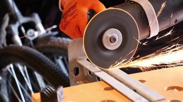 Flex - Metallprofil mit dem Winkelschleifer mit viel Funkenflug k&uuml;rzen 