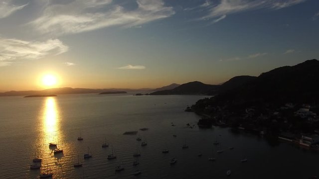 Por do sol em Santa Ant&ocirc;nio de Liboa, Florian&oacute;polis, com barcos ancorados na ba&iacute;a.