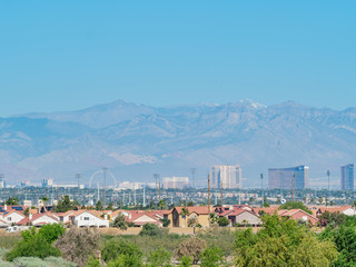 Obraz premium Sunny view of the Las Vegas strip skyline from Henderson