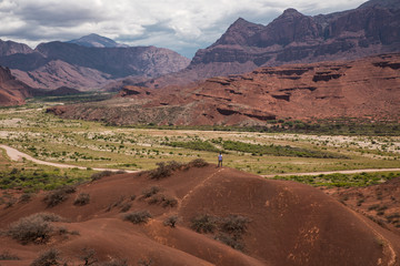 valles calchaquies norte argentino, montañas de colores con cielo interesante con nubes espesas y...