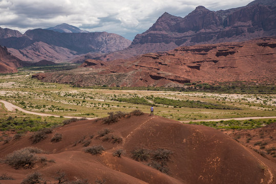 valles calchaquies norte argentino, monta&ntilde;as de colores con cielo interesante con nubes espesas y azul intenso