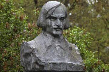 Fototapeta na wymiar Monument to Mykola Gogol in the park of the Pedagogical University in Nizhyn, Ukraine