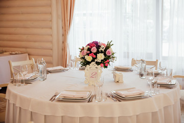 Table decor with flowers for a wedding party