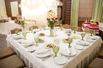 Table decor with flowers for a wedding party