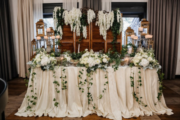 Table decor with flowers for a wedding party
