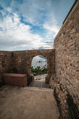 Obraz premium puerta antigua de una fortificación española con vista al mar mediterraneo en la costa brava en blanes