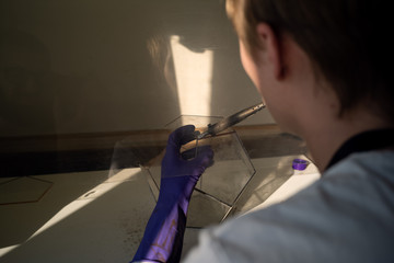 Man assemble glass pieces