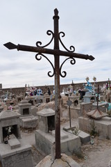 Cruz en cementerio Uyuni, Bolivia
