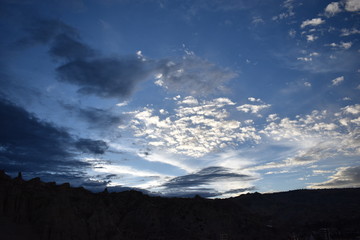 Cielo azul al atardecer 