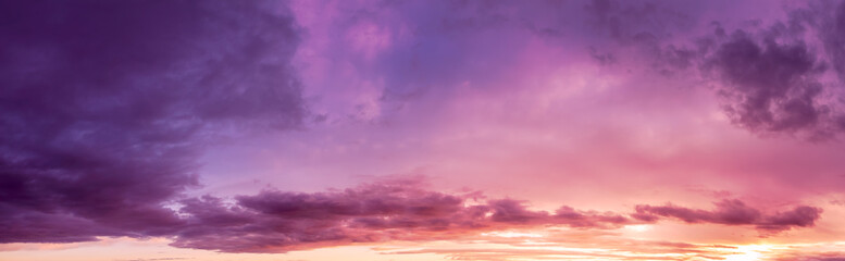 Fototapeta premium Piękny panoramiczny widok na Cloudscape podczas kolorowego zachodu lub wschodu słońca. Zrobiono na zachodnim wybrzeżu Kolumbii Brytyjskiej w Kanadzie.