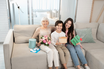 Obraz premium Senior lady with her daughter and grandchild