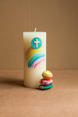 Kommunion, Konfirmation, Firmung, Taufe, Glaube - weiße Kerze mit Regenbogen und bunten Steinen 