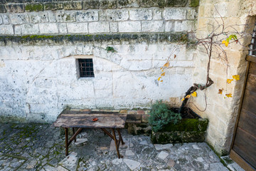 Viejo patio en una casa de Matera, sur de Italia