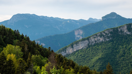 Fototapeta na wymiar Montagnes superposés dans le massif de la chartreuse en France 