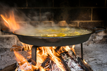 Paella Valenciana, tipica comida mediterranea, arroz con conejo y pollo y verduras