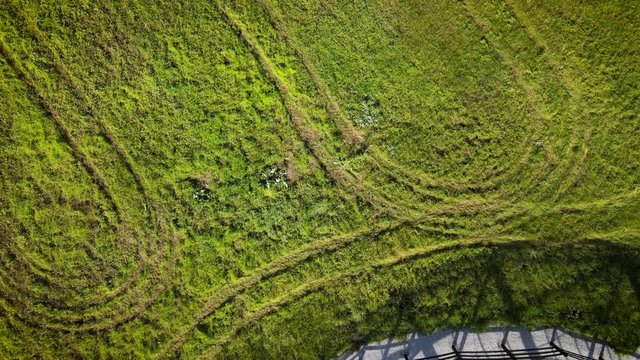 Flyover a par with a circular structure at the center of the lawn