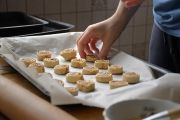 Obraz na płótnie Canvas Homemade sinabon pastries in the kitchen