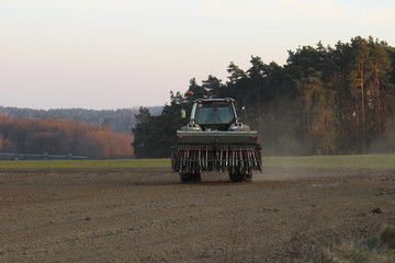 Ciągnik rolniczy podczas prac na polu