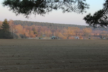 Ciągnik rolniczy podczas prac na polu