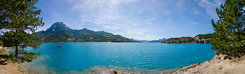 Obraz premium Panorama of Serre-Ponçon Lake