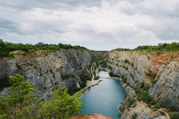 Obraz premium Beautiful view of the canyon with a lake.