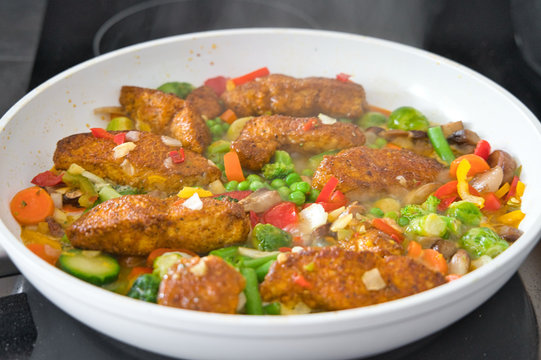 Gem&uuml;sepfanne Asiapfanne mit Putenfleisch, H&auml;hnchenfleisch, Kurkuma und Bio Gem&uuml;se