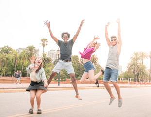 Obraz premium Happy friends jumping in the city