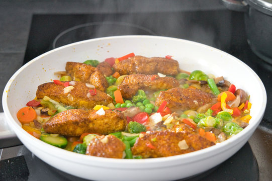 Gem&uuml;sepfanne Asiapfanne mit Putenfleisch, H&auml;hnchenfleisch, Kurkuma und Bio Gem&uuml;se