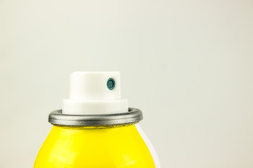 spray yellow and white