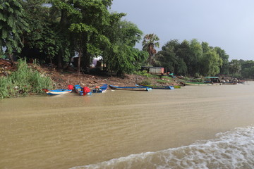 Bateaux sur une berge de la rivière Sangker, Cambodge	
