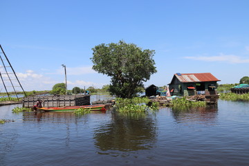 Fototapeta na wymiar Maison sur pilotis sur la rivière Sangker, Cambodge