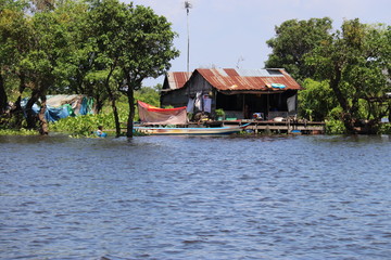 Fototapeta na wymiar Village flottant sur la rivière Sangker, Cambodge