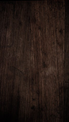 La imagen muestra una textura de madera color marrón oscuro