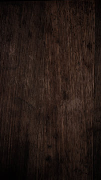 La imagen muestra una textura de madera color marr&oacute;n oscuro