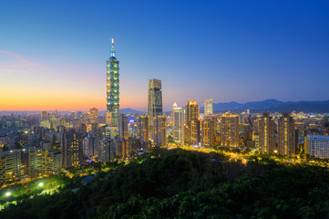 Naklejka na ściany i meble Taipei City skyline view from Elephant Mountain at dawn.