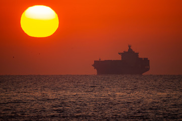 波間に昇る朝の太陽と船の影DSC3026