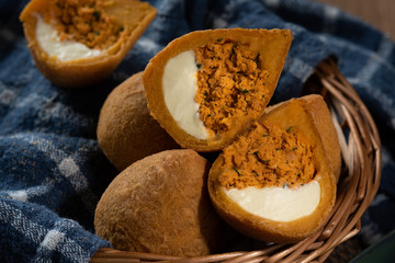 Bread baked and stuffed with sausage and tomato. Hot dog roast. Brazilian snack