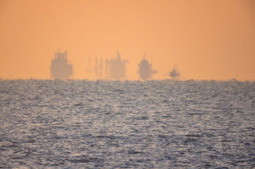 Fototapeta premium 水平線の向こうの船影DSC6199