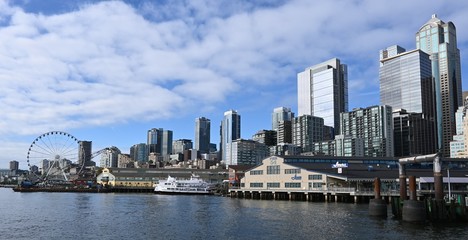 Fototapeta premium Seattle skyline from Puget Sound