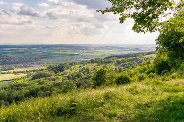 Panoramablick vom Hesselberg (Bayern/Deutschland) auf die fränkische Landschaft. Im Tal sieht man...