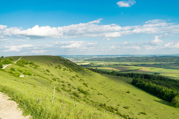Obraz premium Vom Hesselberg in Bayern (Deutschland) können Wanderer und Spaziergänger einen traumhaften Blick über die mittelfränkische Landschaft werfen.
