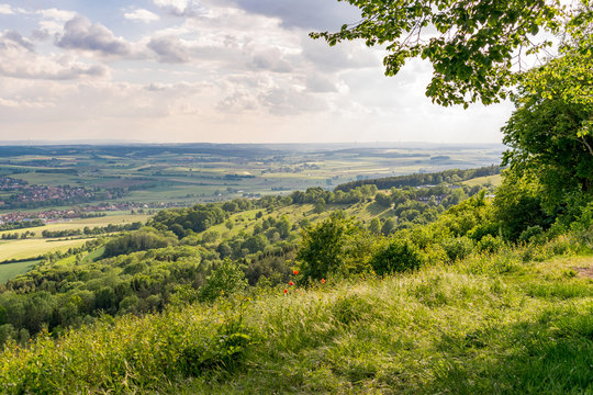 Panoramablick vom Hesselberg (Bayern/Deutschland) auf die fr&auml;nkische Landschaft. Im Tal sieht man die Gemeinde Gerolfingen und Aufkirchen. Das Foto wurde im Abendlicht aufgenommen.