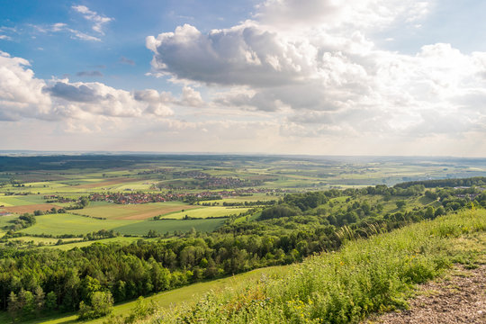 Panoramablick vom Hesselberg (Bayern/Deutschland) auf die fr&auml;nkische Landschaft. Im Tal sieht man die Gemeinde Gerolfingen und Aufkirchen. Das Foto wurde im Abendlicht aufgenommen.