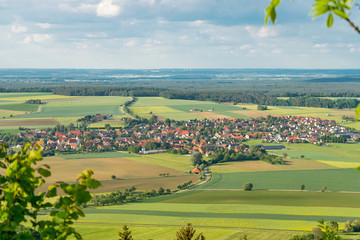 Blick vom Hesselberg auf die Gemeinde Ehingen in Mittelfranken (Bayern/Deutschland).