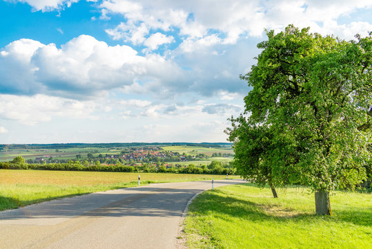 Die Stra&szlig;e auf dem Foto f&uuml;hrt vom Hesselberg hinunter nach Gerolfingen in Bayern (Deutschland).