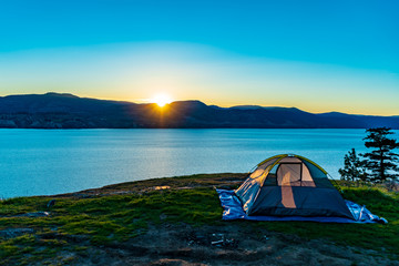 A tent sits on an Okanagan mountain top overlooking Okanagan lake.