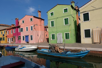 Fototapeta na wymiar Bright colored buildings in the island of Burano near Venice