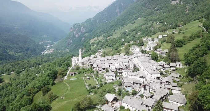 arriv&eacute;e au village de Soglio - Suisse