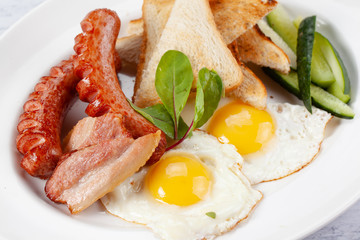 Sausages with fried eggs, bacon and toast