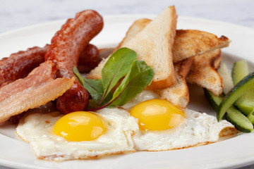 Sausages with fried eggs, bacon and toast